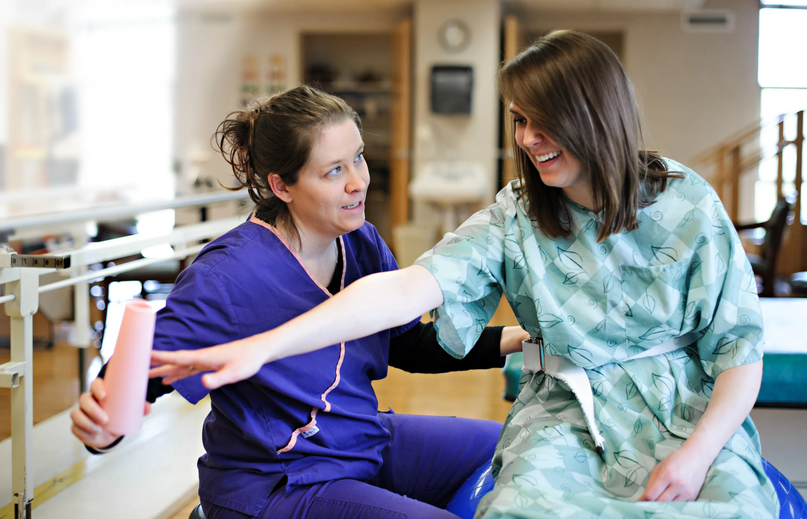 A Novant Health physical therapist is working on exercises with a patient. 